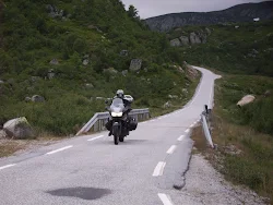 Coppia in viaggio in moto Aprilia ETV 1000 tra i paesaggi della Norvegia