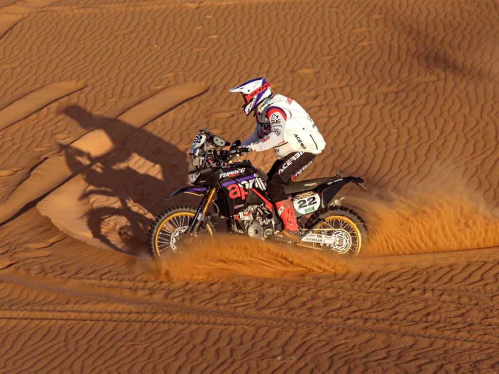 Aprilia Tuareg che affronta il deserto, ruote immerse nella sabbia soffice